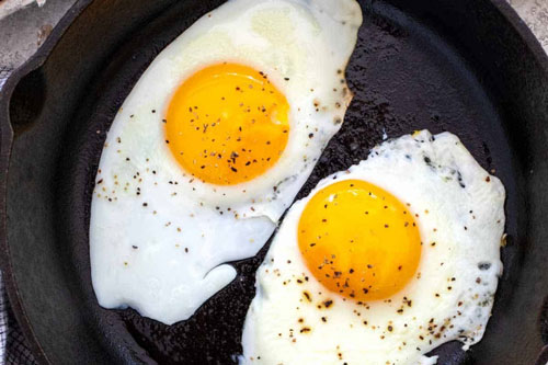 Ốp trứng dùng dầu nóng hay dầu lạnh mới đúng? Đầu bếp đưa ra câu trả lời bất ngờ