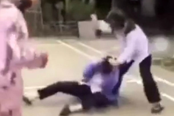 Mâu thuẫn khi mua hàng, học sinh THCS bị bạn đánh hội đồng rồi "tung" lên mạng xã hội