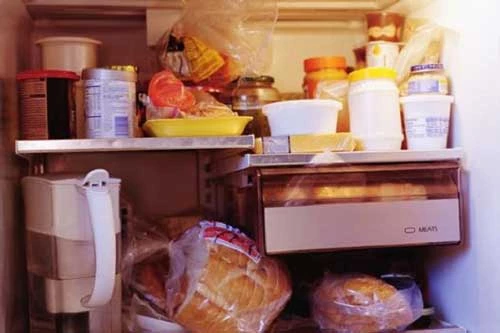 Khi dự trữ quá nhiều thức ăn, nhiệt độ tủ lạnh sẽ nóng lên và tạo điều kiện cho vi khuẩn phát triển nhanh hơn. Ảnh: Livestrong.