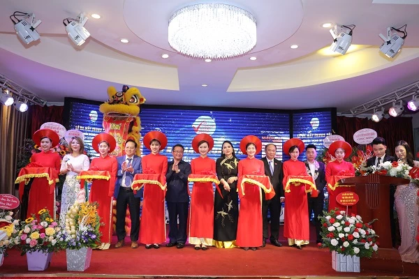 Cắt băng tại buổi lễ ra mắtTrung tâm Truyền thông sự kiện Chiến lược và Đổi mới Sáng tạo khu vực Bắc Bộ tại Hà Nội.