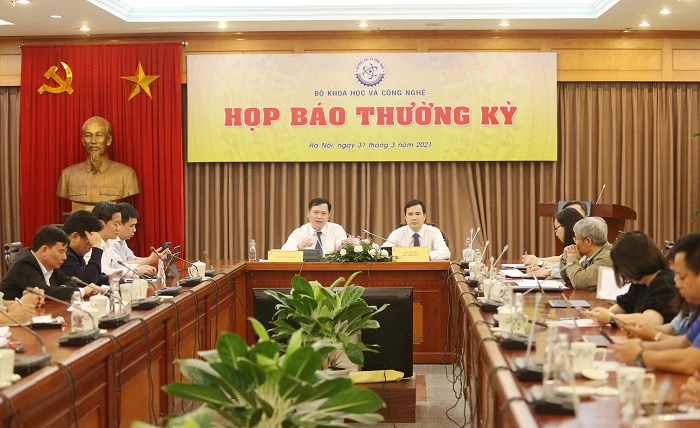 Toàn cảnh buổi họp báo. 