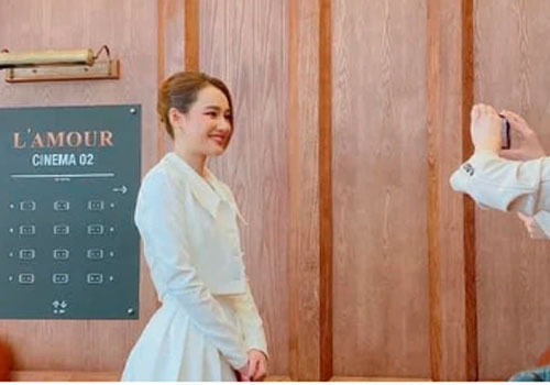 “Bóc trần” nhan sắc thật của Nhã Phương qua hình do người qua đường chụp