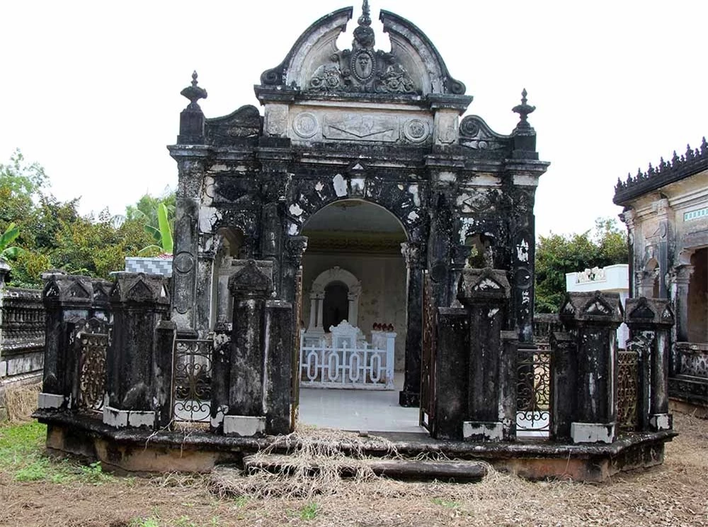 Bí ẩn ngôi mộ cổ hoành tráng như cung điện ở miền Tây