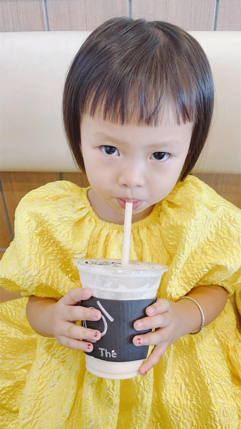 Con gái nuôi thứ 8 của NTK Đỗ Mạnh Cường ngày đầu tới trường: Bố tút tát cho tóc mới, mặc đồ hiệu như tiểu thư đi học - Ảnh 6.