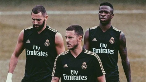 Mùa này, Benzema (trái) không nhận được nhiều hỗ trợ từ Vinicius và Hazard (giữa)