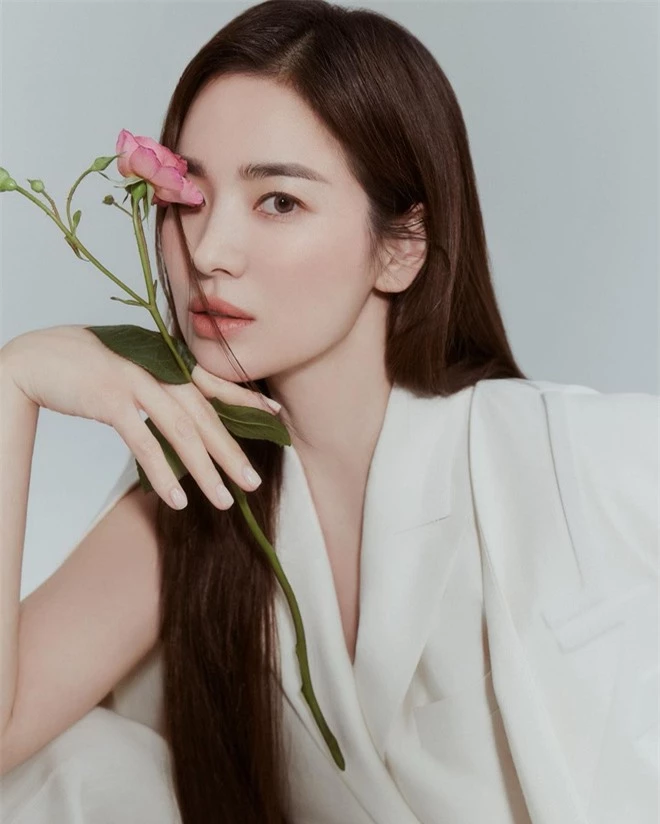 Thâm cung bí sử của Song Hye Kyo giờ mới bị bóc trần: Nhan sắc khác xa, quan hệ thân mật với tài tử này suốt 20 năm - Ảnh 3.