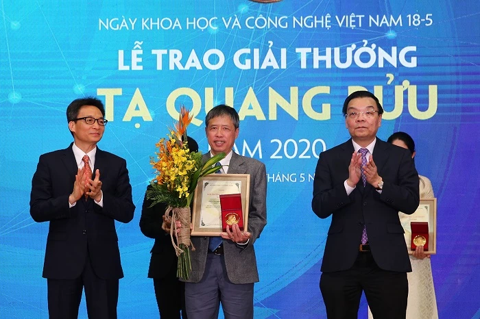 Phó Thủ tướng Vũ Đức Đam và Bộ trưởng Bộ Khoa học và Công nghệ Chu Ngọc Anh trao Giải thưởng Tạ Quang Bửu năm 2020 cho PGS.TS Phạm Tiến Sơn.