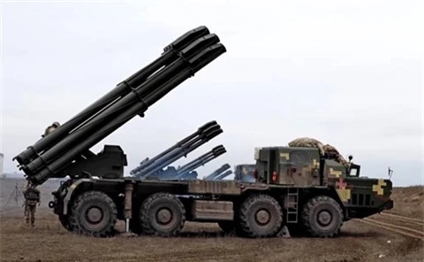 Ukraine bat ngo dua BM-30 Smerch ap sat Crimea