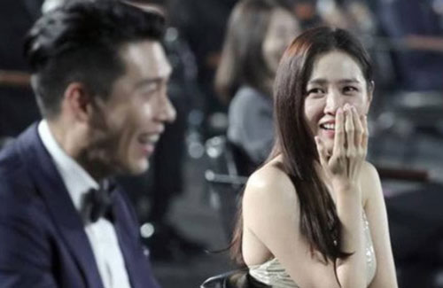 Bạn trai Hyun Bin bận rộn đóng phim, Son Ye Jin vẫn tranh thủ nhắc khéo chuyện này