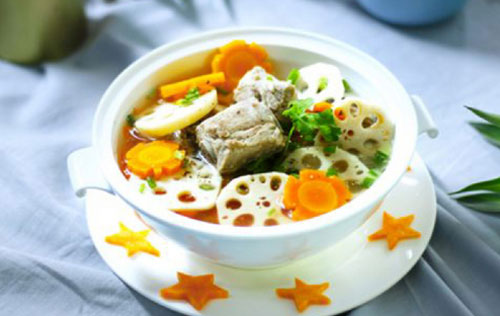 Canh củ sen hầm sườn non ngọt lịm cho ngày Hè thanh mát