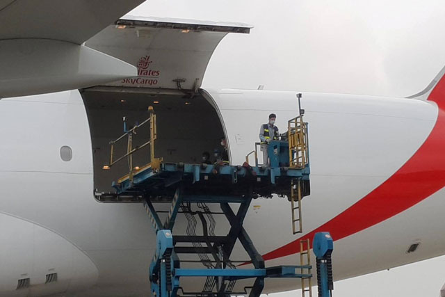 Hơn 800.000 liều vaccine AstraZeneca về tới Việt Nam