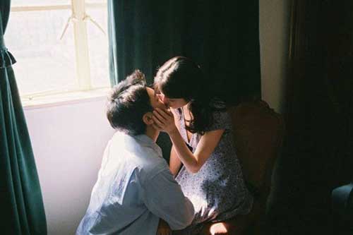 Một người đàn ông trưởng thành, yêu vợ thật lòng sẽ không nói “anh yêu em”, mà chọn cách thể hiện tình cảm qua những việc làm này