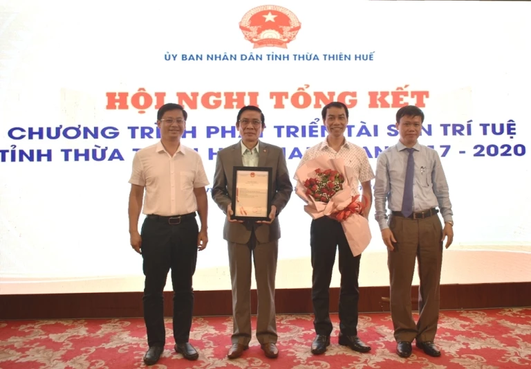 Phó Chủ tịch UBND tỉnh Thừa Thiên Huế Nguyễn Thanh Bình trao Quyết định của Cục Sở hữu trí tuệ về việc cấp giấy chứng nhận đăng ký Chỉ dẫn địa lý Huế cho sản phẩm Tinh dầu tràm.