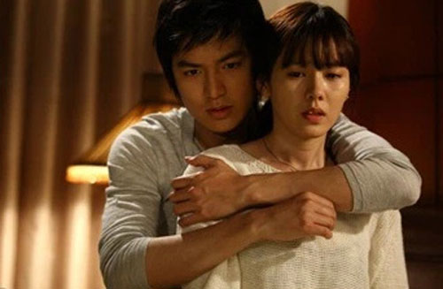 Bộ ảnh Son Ye Jin và Lee Min Ho ôm ấp cực tình bất ngờ hot trở lại sau 11 năm