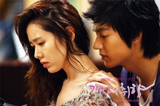 Bộ ảnh Son Ye Jin và Lee Min Ho ôm ấp cực tình bất ngờ hot trở lại sau 11 năm, fan choáng nặng vì tập cuối có tận 3 cảnh nóng - Ảnh 7.