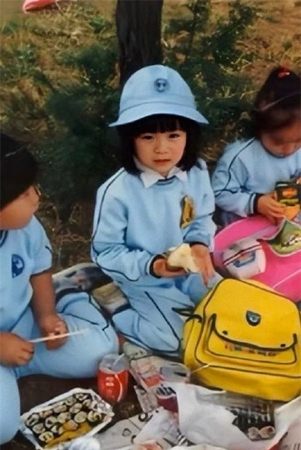 Dân mạng phát sốt với loạt ảnh lúc còn bé của ‘chị đẹp’ Son Ye Jin ảnh 6