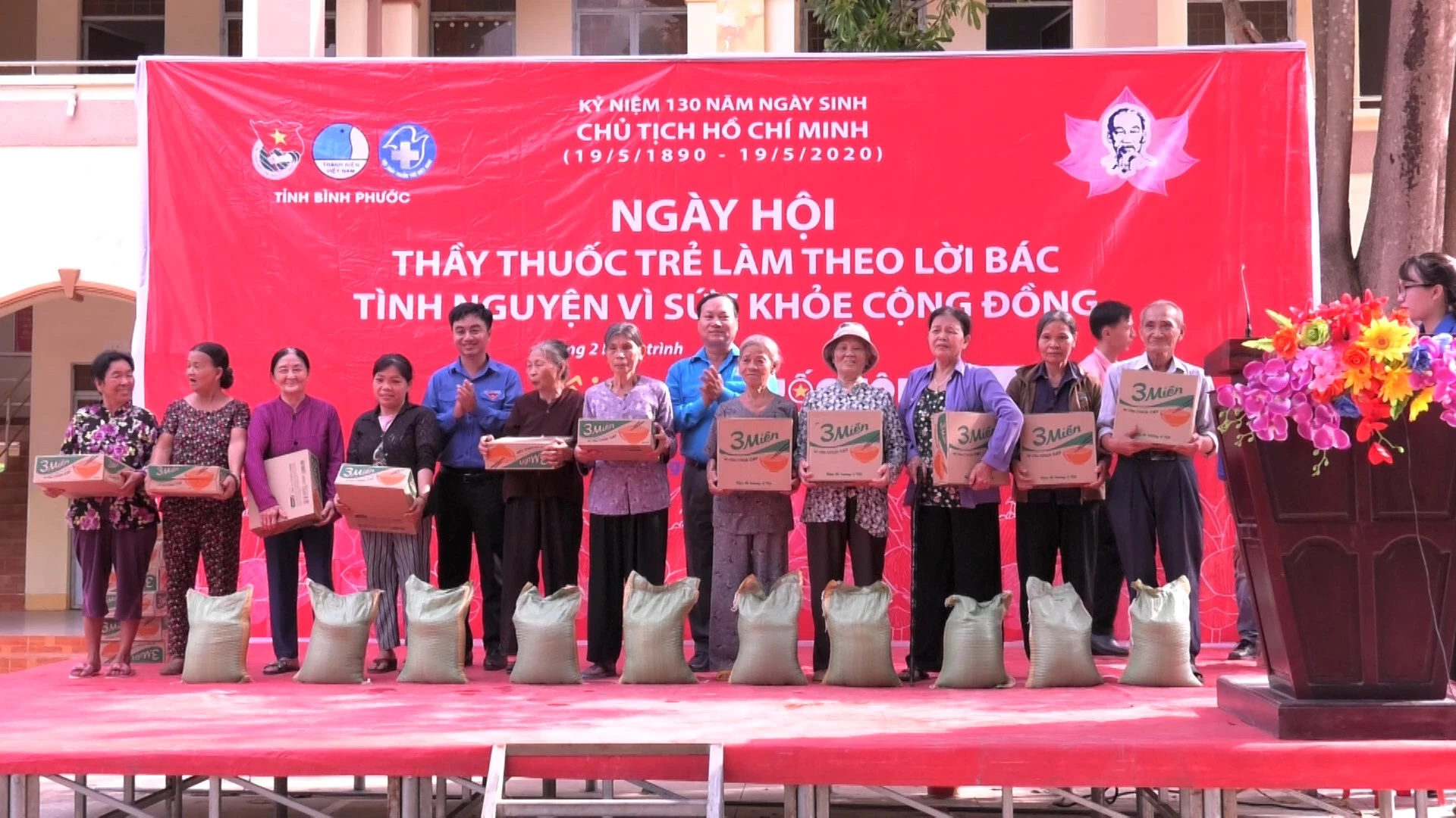 Những phần quà được trao tận tay người dân tham gia khám bệnh tại Ngày hội “Thầy thuốc trẻ làm theo lời Bác, tình nguyện vì sức khỏe cộng đồng” tỉnh Bình Phước năm 2020