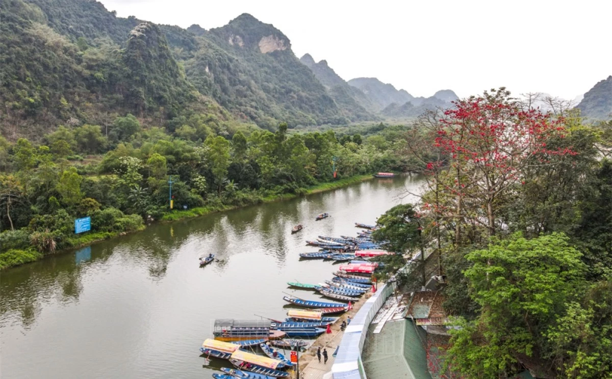 Khung cảnh tuyệt đẹp bên dòng suối Yến mùa hoa gạo nở...