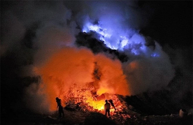 ánh sáng màu xanh kỳ lạ ở ngọn núi lửa Kawah Ijen