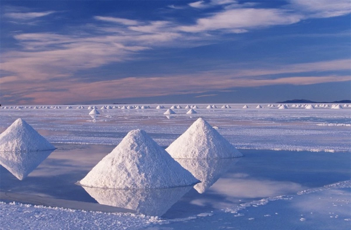 Salar de Uyuni là cánh đồng muối lớn nhất thế giới, trải dài 10.500 km2 thuộc cao nguyên Altiplano (Bolivia). Cánh đồng muối này hình thành do cao nguyên Altiplano không có cửa thoát nước, vì vậy khi bốc hơi nước dưới ánh mặt trời khắc nghiệt, lớp muối và canxi sunfat vẫn còn sót lại trên mặt đất. Cùng với gió, những đụn muối ở đây liên tục biến đổi theo thời gian. Ảnh: Los Angeles Times.