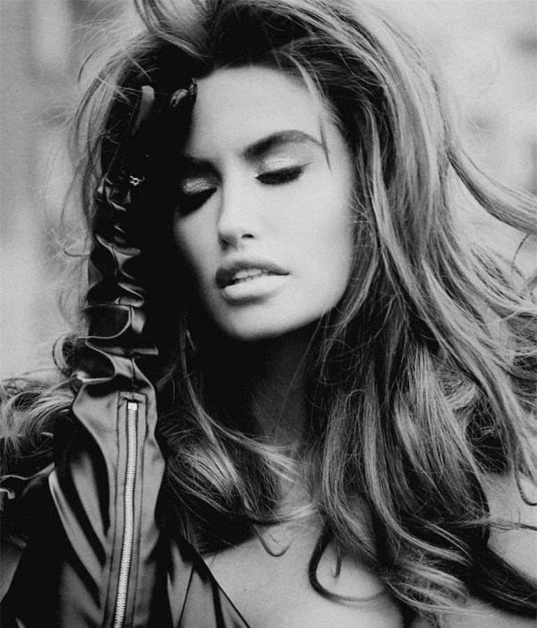 Người đẹp 9x hóa thân thành siêu mẫu huyền thoại Cindy Crawford ảnh 3