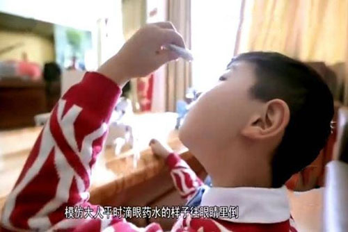 Bé 2 tuổi uống nhầm keo 502, mẹ thông thái cứu con thoát khỏi nguy hiểm trong gang tấc