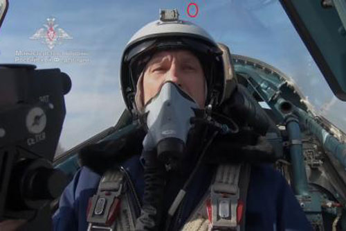 Phi công Su-57 nhìn xuyên máy bay với mũ mới