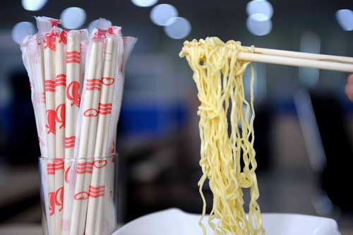 Tiềm ẩn nhiều nguy cơ gây hại sức khỏe từ đũa dùng một lần, làm sao để tránh mang bệnh?