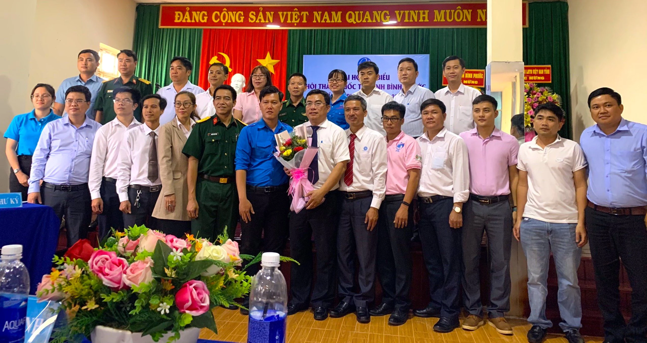 Anh Văn Thanh Bình - Tân Chủ tịch Hội Thầy thuốc trẻ tỉnh Bình Phước khóa IV (cầm hoa) cùng BCH Hội nhiệm kỳ 2020 - 2025 ra mắt tại Đại hội