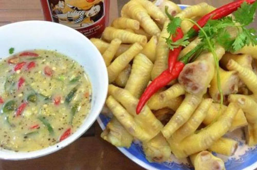 Cách luộc chân gà vàng ươm, giòn sần sật mà không sợ nứt