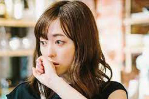 Rảnh rỗi đi mua quần áo với cô bạn, nhìn rõ mặt người bảo vệ bị thọt chân của cửa hàng mà tôi sững sờ "hóa đá"