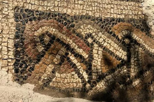 Phát hiện kho báu "khủng" 1.500 tuổi từ đống gạch vụn trong rừng