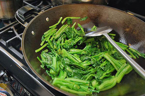 Chớ vội cho muối vào khi xào rau kẻo rau mềm nhũn, không xanh, đây mới là cách xào rau chuẩn nhất