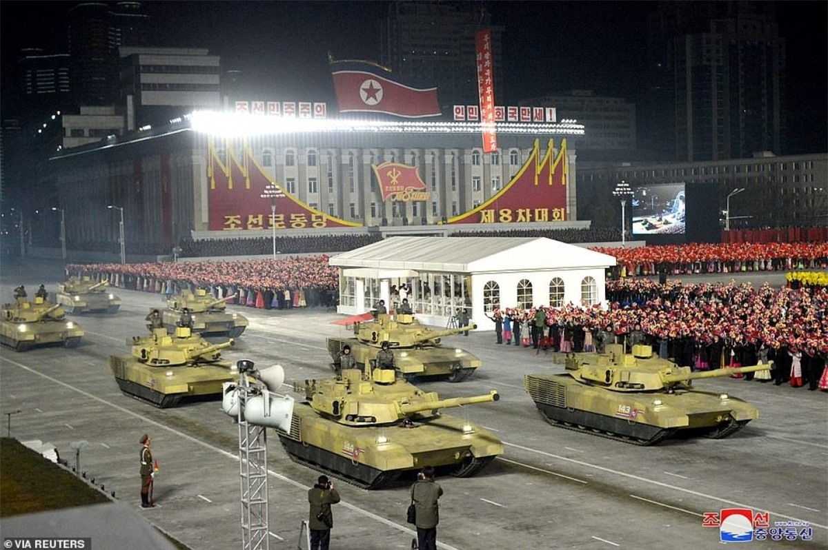 Các loại xe tăng khá hiện đại của Triều Tiên tại cuộc duyệt binh hồi tháng 1/2021. Ảnh: Reuters.