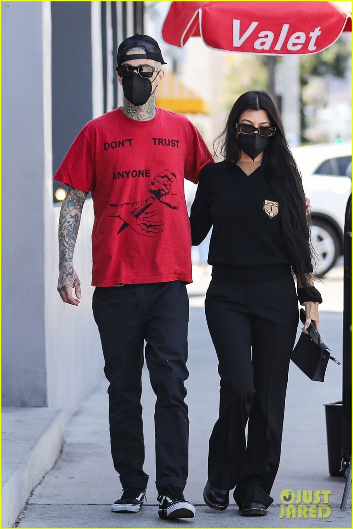 Kourtney Kardashian và Travis Barker sánh đôi tình tứ đi dạo ở Los Angeles ngày 26/3.