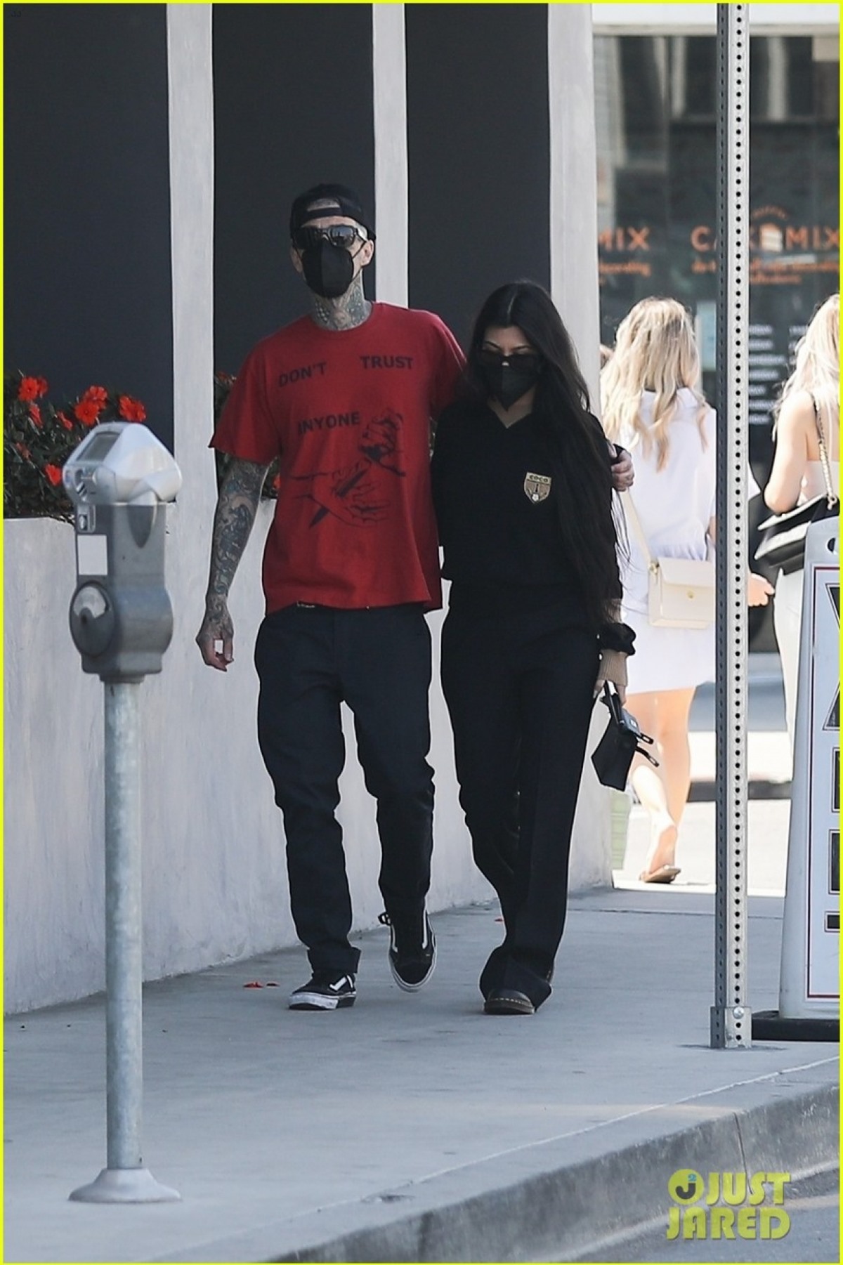 Trên People, một nguồn tin thân cận cho rằng Kourtney và Travis Barker dành nhiều thời gian bên nhau tại nhà của bà Kris Jenner./.