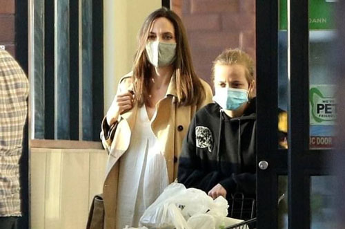 Angelina Jolie mặc như bà bầu xuống phố sau thông tin tung bằng chứng Brad Pitt bạo lực gia đình