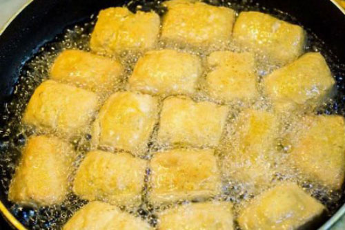 Thức ăn sát chảo khi chiên rán: Làm thế nào để không bị vỡ?