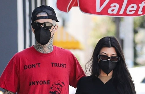 Kourtney Kardashian và bạn trai tình tứ khoác vai đi dạo phố
