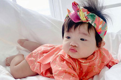 Con gái Đông Nhi được diện đồ hiệu nhưng lại có biểu cảm cực hài hước