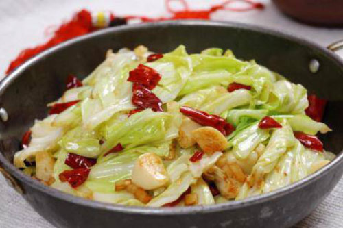 Đầu bếp nổi tiếng tiết lộ: Xào bắp cải chỉ cần thêm 1 muỗng này vào, rau giòn ngon ai cũng khen tấm tắc