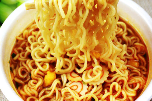 Ăn mì tôm nhớ làm thêm 1 bước nhỏ để loại bỏ chất béo