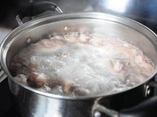 Mẹo sơ chế sườn giúp canh xương hầm ngọt nước, trong veo, thơm ngon đến giọt cuối cùng