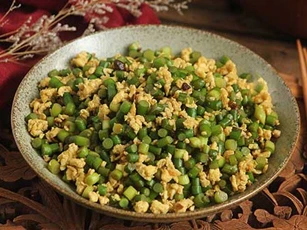Trứng xào không đã bổ, thêm rau này vừa nhiều chất lại giòn ngon