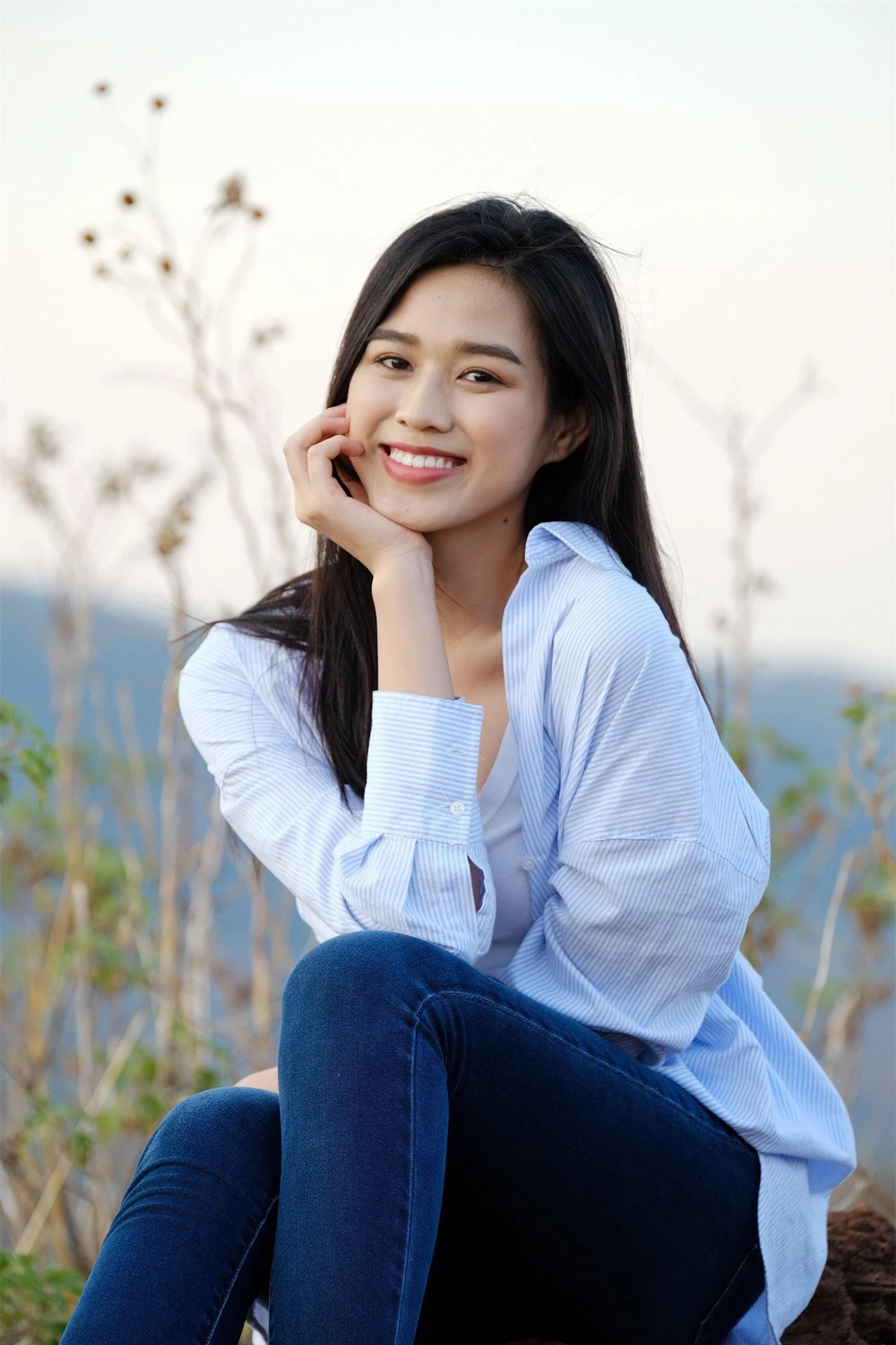 Hoa hậu Đỗ Thị Hà diện áo trắng giản dị, đẹp tinh khôi trên đỉnh núi lửa Chư Đăng Ya ảnh 1