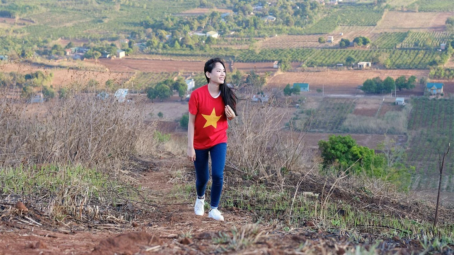 Hoa hậu Đỗ Thị Hà diện áo trắng giản dị, đẹp tinh khôi trên đỉnh núi lửa Chư Đăng Ya ảnh 14