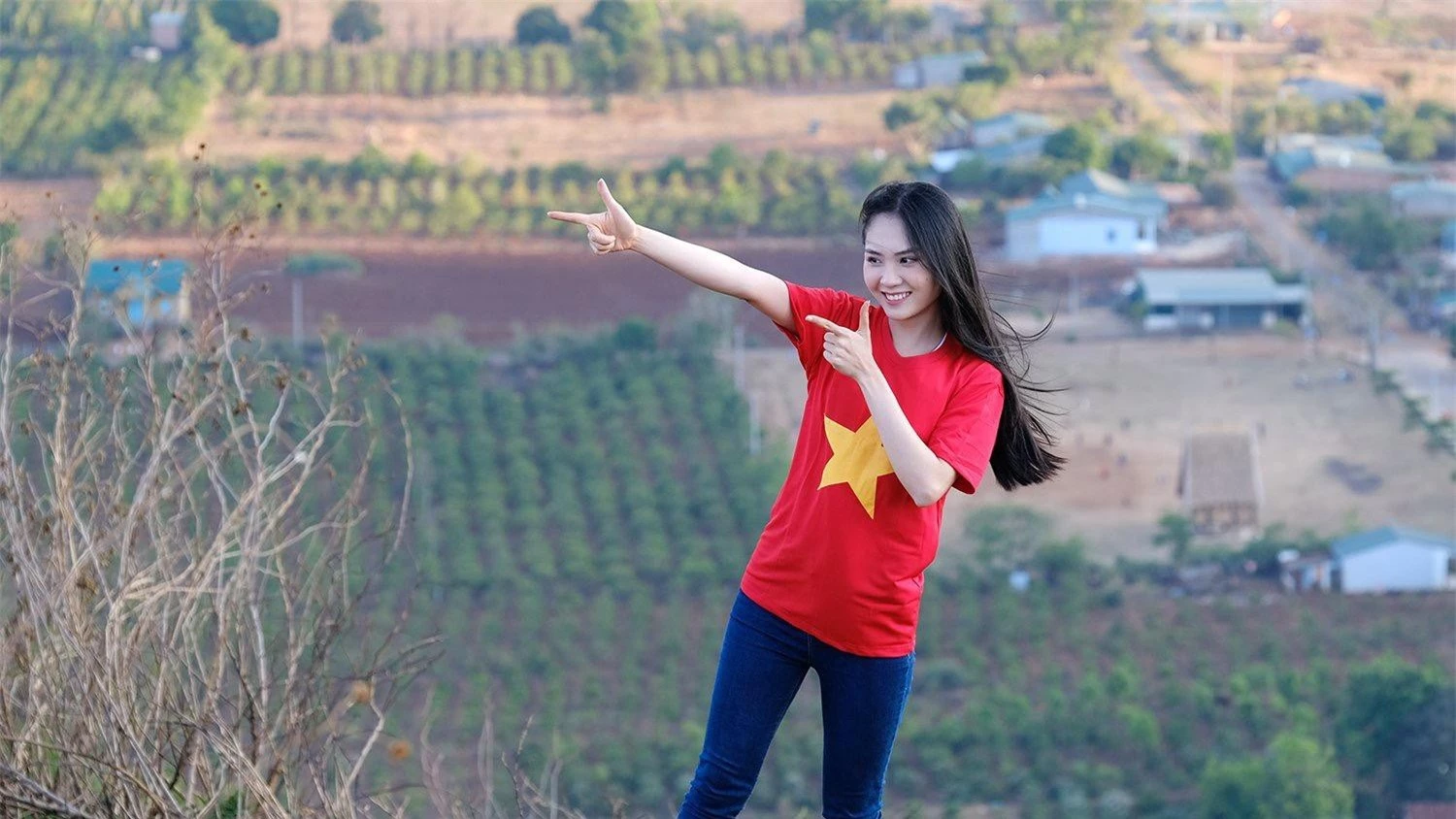 Hoa hậu Đỗ Thị Hà diện áo trắng giản dị, đẹp tinh khôi trên đỉnh núi lửa Chư Đăng Ya ảnh 16