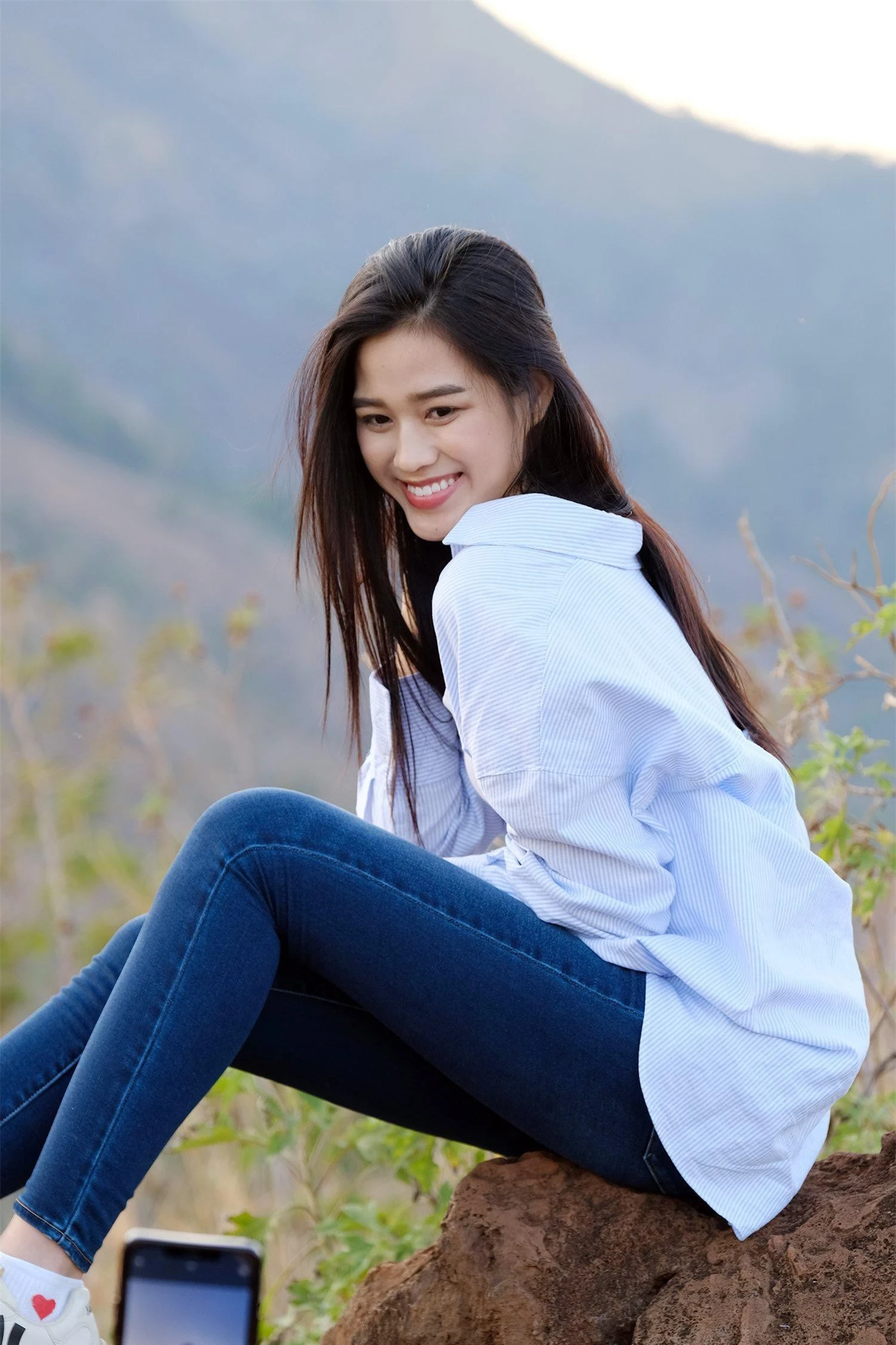Hoa hậu Đỗ Thị Hà diện áo trắng giản dị, đẹp tinh khôi trên đỉnh núi lửa Chư Đăng Ya ảnh 2