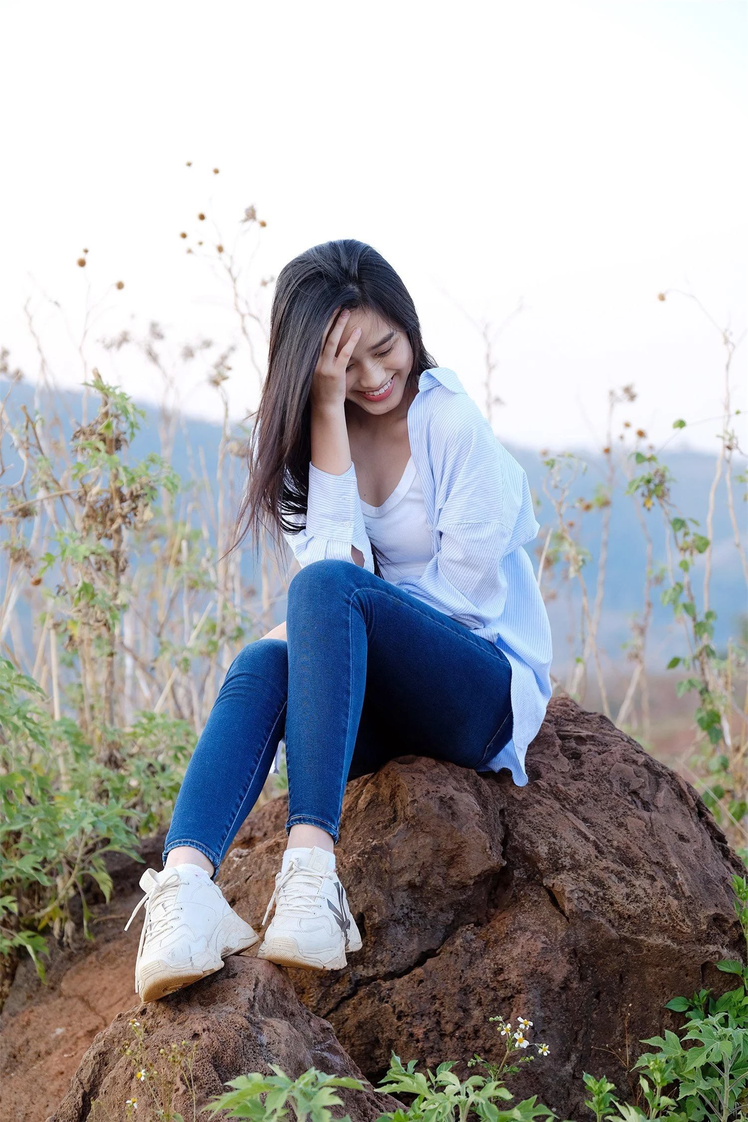 Hoa hậu Đỗ Thị Hà diện áo trắng giản dị, đẹp tinh khôi trên đỉnh núi lửa Chư Đăng Ya ảnh 3