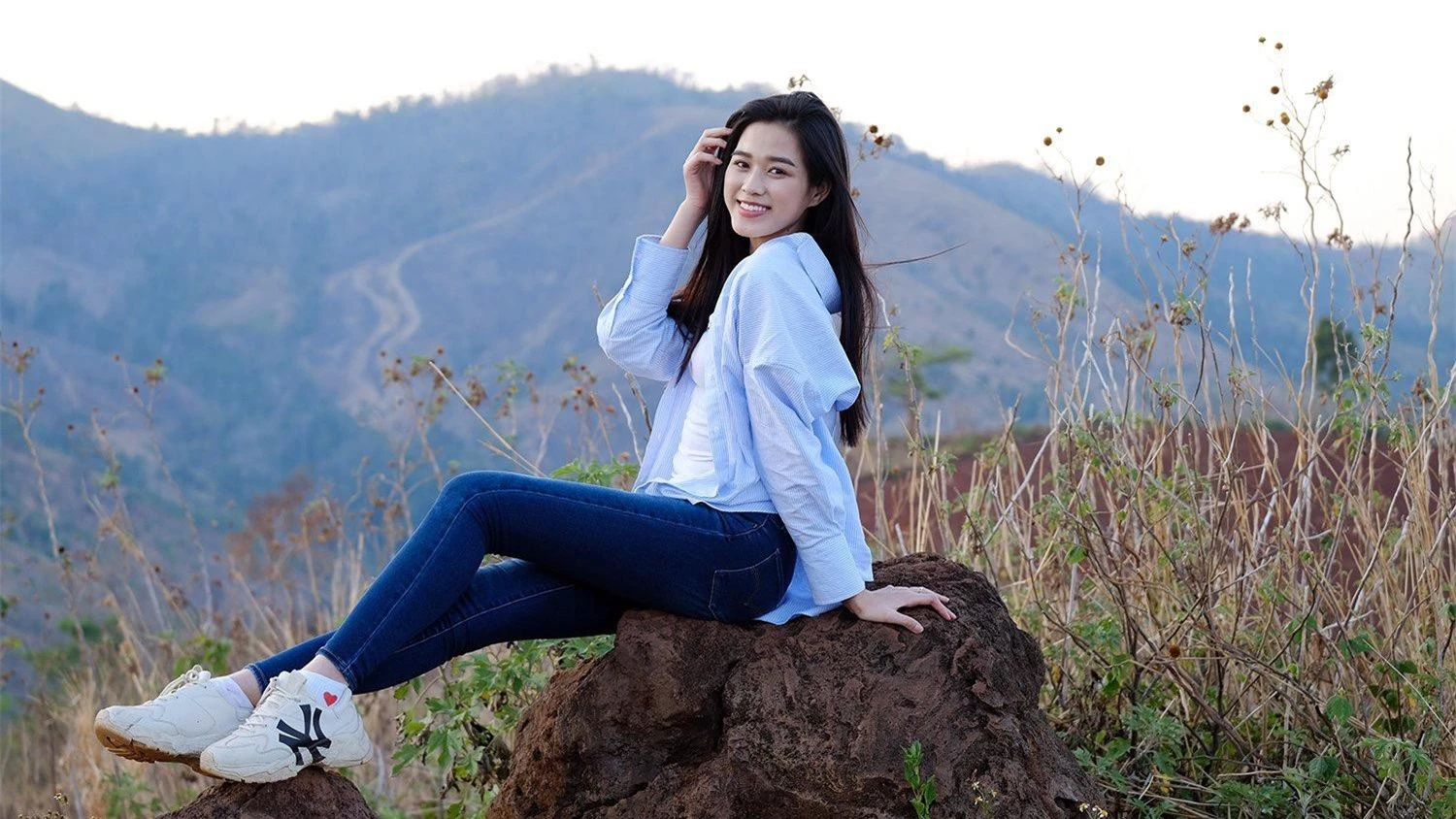 Hoa hậu Đỗ Thị Hà diện áo trắng giản dị, đẹp tinh khôi trên đỉnh núi lửa Chư Đăng Ya ảnh 4